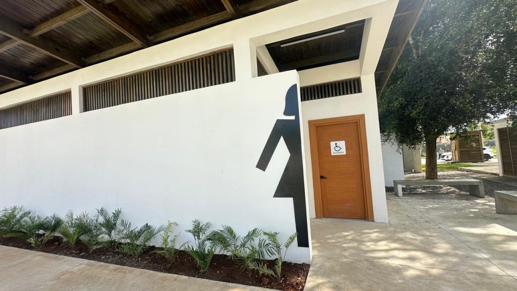 Baños del parqueo de Bayahíbe.