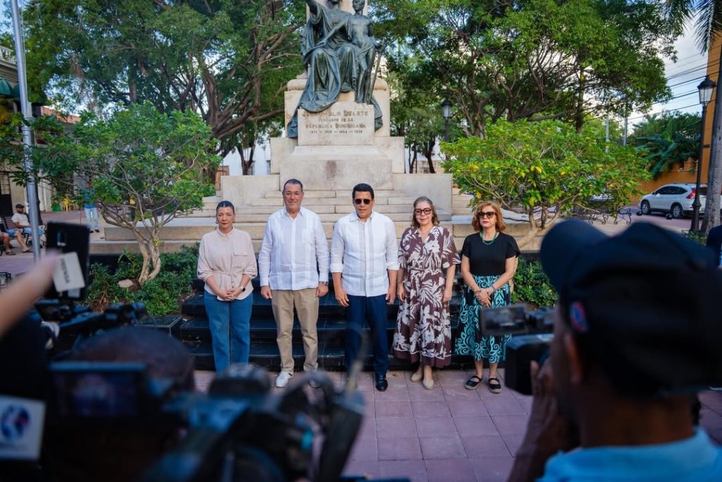 Olivia Gómez, directora Turismo Cultural MITUR; Juan Manuel Martín de Oliva, presidente del Clúster Turístico de Santo Domingo; David Collado, ministro de Turismo; Tammy Reynoso, viceministra Fomento Turístico MITUR y Grace Heyaime, presidenta Asociación de Bares y Restaurantes de Ciudad Colonial
