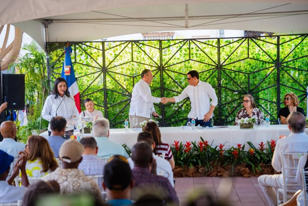 Juan Manuel Martín de Oliva, presidente del Clúster Turístico de Santo Domingo, y David Collado, ministro de Turismo, durante el acto oficial de apertura de Turizoneando.