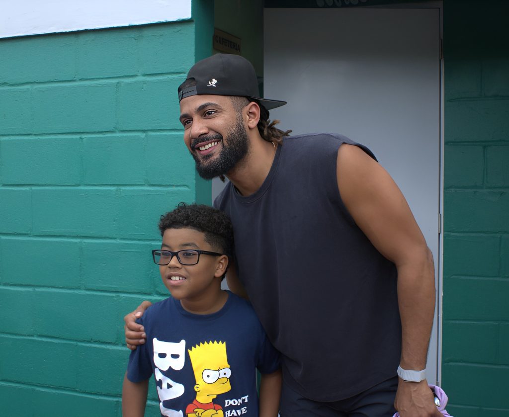 Fernando Tatis Jr y el niño Jordan Almánzar.