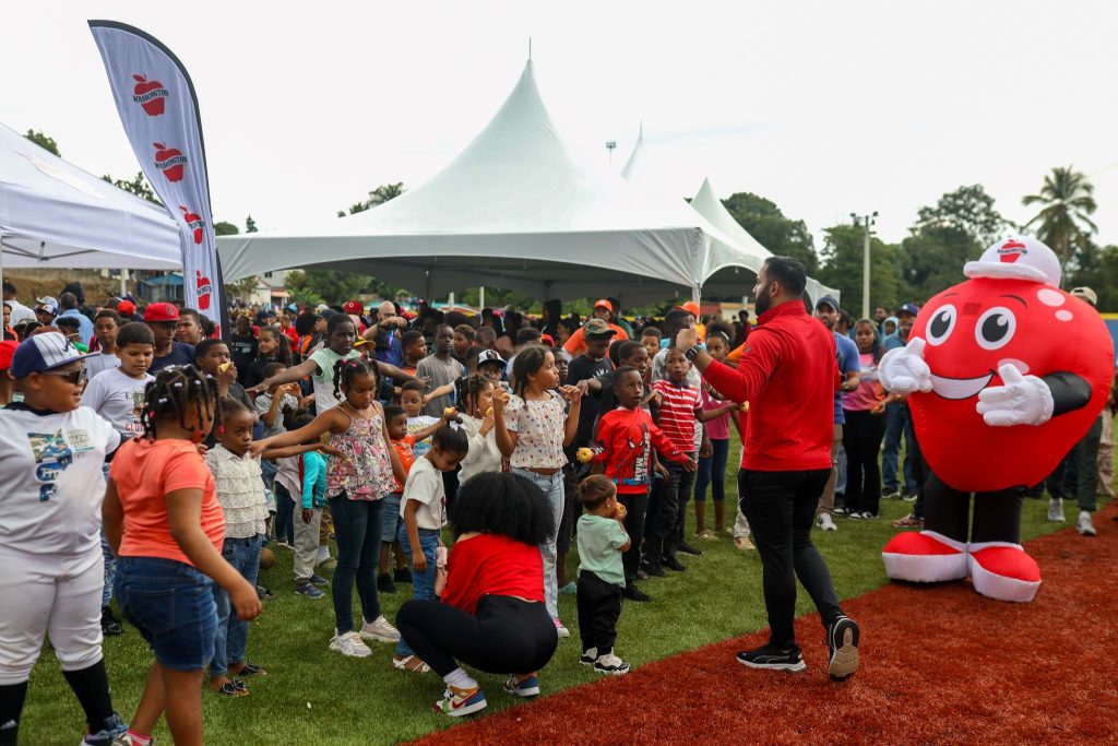 Niños con Manzanas Washington